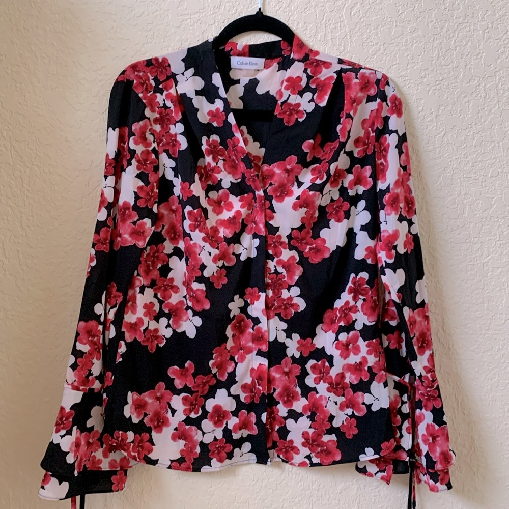 NWOT Calvin Klein Floral Red Black White Bell sleeve blouse shirt. Size Small.